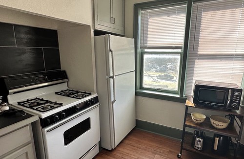 Fayetteville Apartamento | Why Drive When you can Walk? Off Dickson Top Floor Apartment