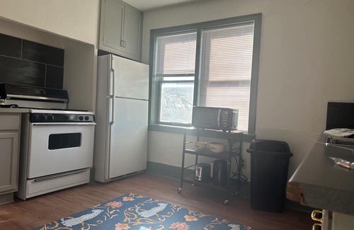 Fayetteville Apartamento | Why Drive When you can Walk? Off Dickson Top Floor Apartment