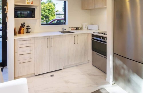 Henderson Casa | Prime West Auckland: 2Bedroom Townhouse