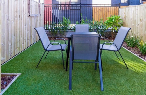 Henderson Casa | Prime West Auckland: 2Bedroom Townhouse