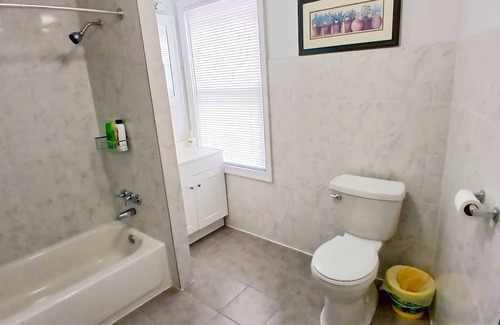 New London Apartamento | Cozy small bedroom for one person. Only half mile from Rt.95