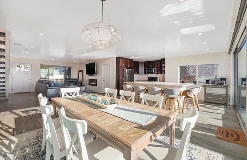 Townsite Casa | A Wave From It All - New Listing with a hot tub