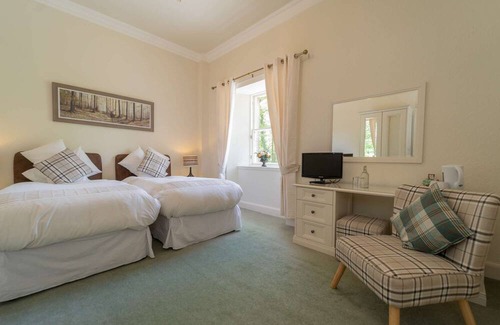 Livingston Cabina | This spacious twin room, located on the first floor, boasts relaxing neutral decor,