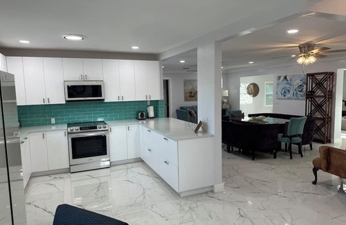 Lake Worth Corridor Casa | Fabulous 5-bedroom house in Lake Worth Beach next to lake fishing