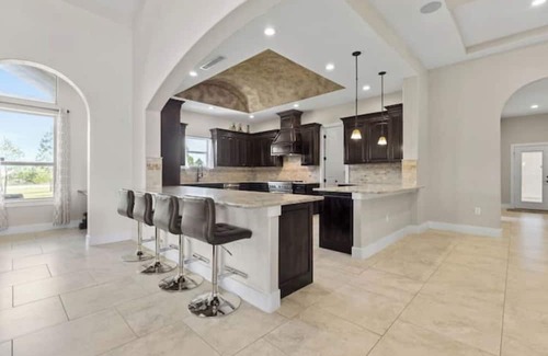 Circle D-KC Estates Casa | Pine Tree Palace - Private -Heated Pool - Jacuzzi