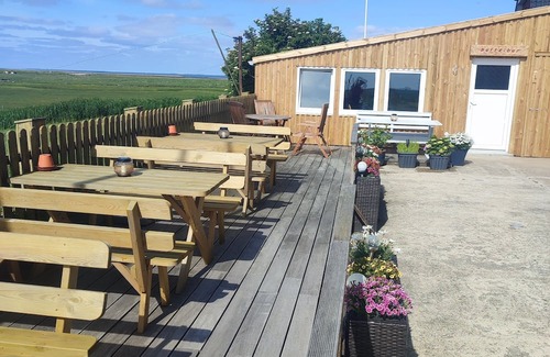 Hallig Langeneß Apartamento | Apartment 'Fewo1 Wester - Hever' with Shared Terrace and Wi-Fi
