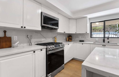 Downtown Casa | Modern Spacious 3BR House with Game room, Parking