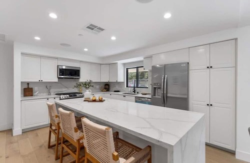 Downtown Casa | Modern Spacious 3BR House with Game room, Parking