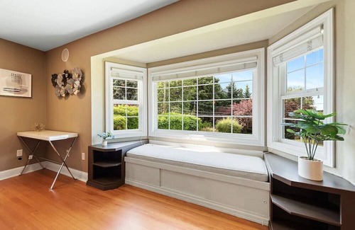 Mercer Island Casa | Private park in a cozy home next to I-90 huge yard