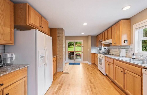 Mercer Island Casa | Private park in a cozy home next to I-90 huge yard