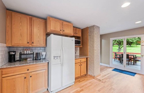 Mercer Island Casa | Private park in a cozy home next to I-90 huge yard