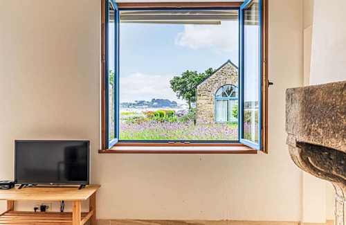 La Trinite-sur-Mer Casa | Wonderful private villa for 4 guests with TV, terrace and parking