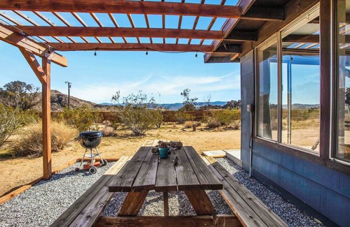 Joshua Tree Cabina | The Moon Cabin, A Rustic & Romantic Weekend Escape + Fireplace