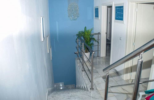 Villa Hermosa Apartamento | Stylish 3-Bedroom Escape with AC and WiFi in Welcoming La Caña