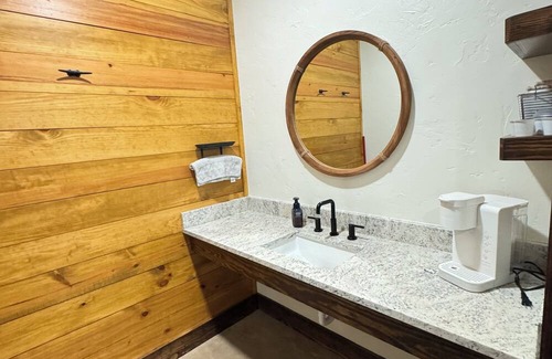 Palestine Cabina | Secluded Cozy Cabin in the East Texas Woods 20 mins. to Polar Express 1 of 2