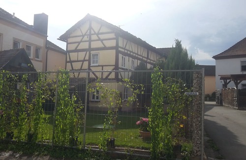 Dollnstein Casa | Monteursunterkunft mit Großem Garten in Dollnstein