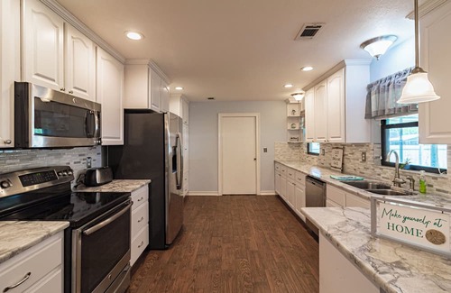 Summerfield Casa | Charming 2-bedroom lakefront house in Summerfield with WiFi and AC