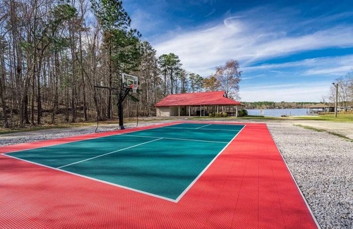 Eatonton Casa | Spacious 6-Bed Lakefront Retreat 2 King Ensuites, Screened Porch & Amenities