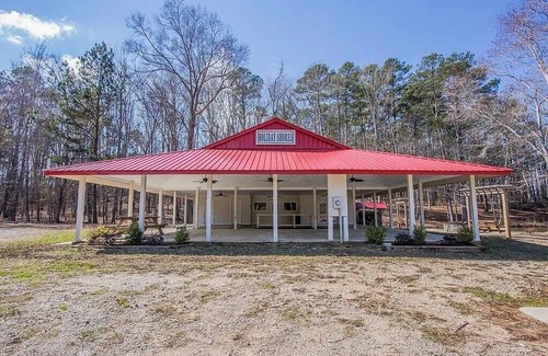 Eatonton Casa | Spacious 6-Bed Lakefront Retreat 2 King Ensuites, Screened Porch & Amenities