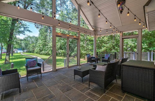 Eatonton Casa | Spacious 6-Bed Lakefront Retreat 2 King Ensuites, Screened Porch & Amenities