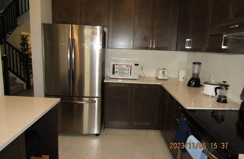 Ottawa Division Casa | Classy & Modern 4 Bedroom & 3.5 Bath w/SelfCheck-In+Kitchen & Parking-Ottawa