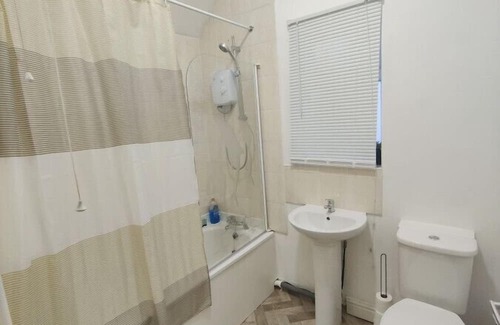 Weston on Trent Casa | Coventry Comfort: 5-Bedroom Home