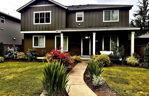 Wilkes East Casa | Spacious 5-bedroom house in perfect Portland with AC, WiFi, washer and dryer.
