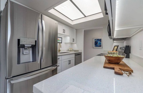 Seattle Metro Area Condominio | 12 miles from Seattle. Puget sound views, beach access, pool, jacuzzi.
