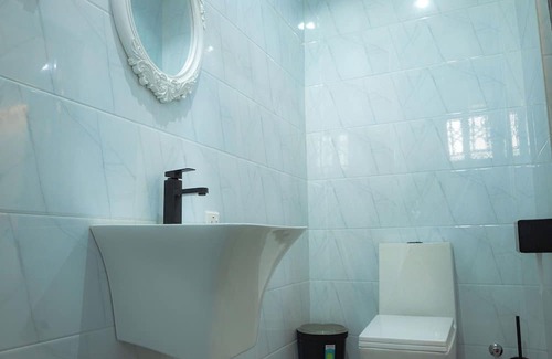 Accra Apartamento | Modern 2-bedroom apartment with WiFi, AC in lovely Accra-Winneba Road,Blue Rose