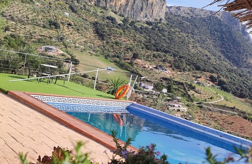 El Gastor Cabaña | House with views of the mountains and the reservoir, with fireplace and saltwater pool