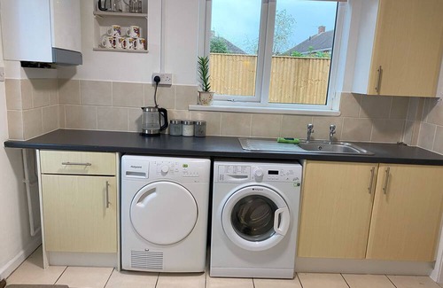 Grimsby Casa | "At The Edge" of Grimsby. Cosy, Comfy with Huge Free Parking for Vans or Cars.