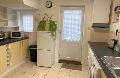 Grimsby Casa | "At The Edge" of Grimsby. Cosy, Comfy with Huge Free Parking for Vans or Cars.