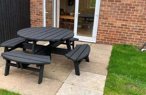 Grimsby Casa | "At The Edge" of Grimsby. Cosy, Comfy with Huge Free Parking for Vans or Cars.