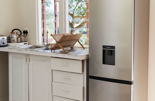 Knysna Cabina | Peaceful Nature Lover's cabin with WiFi and a retro caravan