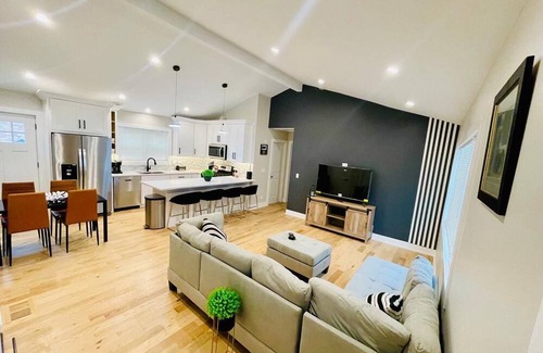 Willowbrook Casa | Charming 3-bedroom Cottage with AC & WiFi in Willowbrook