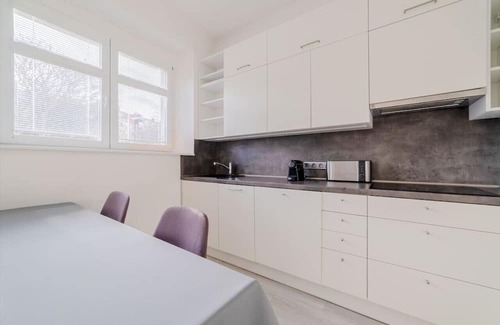 Dejvice Apartamento | Majestic Urban Dwelling near Prague Castle