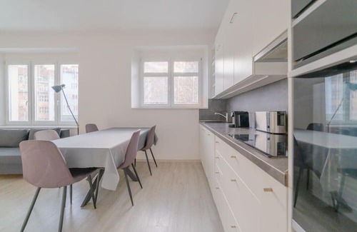 Dejvice Apartamento | Majestic Urban Dwelling near Prague Castle