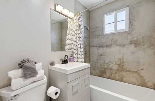 Logan Heights Casa | San Diego Urban Retreat: 2br/1ba Gem
