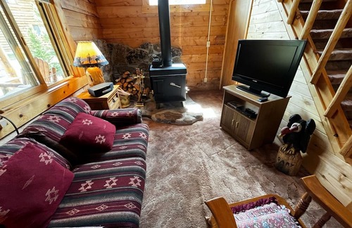 Pitkin Cabina | Charming 2-Bedroom Cabin for 6 with Full Amenities, WiFi, and Spacious Porches