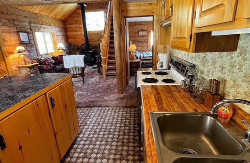Pitkin Cabina | Charming 2-Bedroom Cabin for 6 with Full Amenities, WiFi, and Spacious Porches