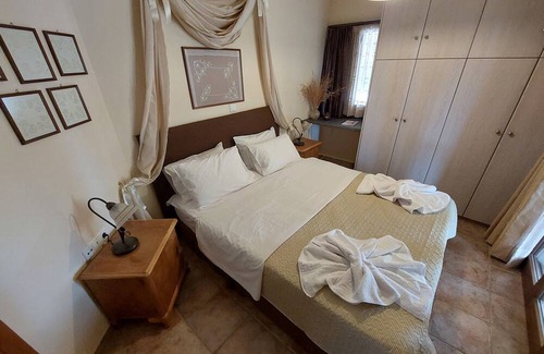 Pylos-Nestoras Casa | A comfortable and quiet guest house with a nice courtyard.