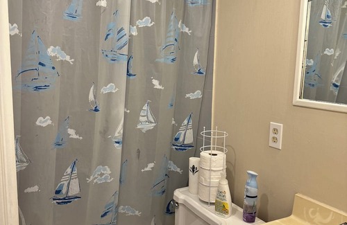 Newtonbrook Casa | Bright & Spacious 1BR basement - separate entrance & laundry - close to subway