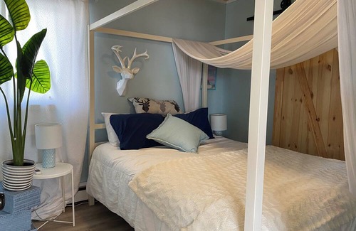 Leamington Casa | Lakefront relaxation, hot tub, and adventure awaits at Seacliff Park and beach