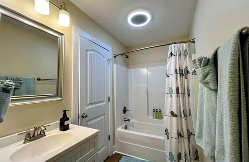 Landrum Casa | Downtown Landrum Cute 2/2 Cottage