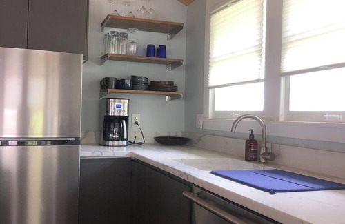 Old Southeast Apartamento | NEWLY REMODELED 1-bedroom private suite with pool close to downtown St. Pete