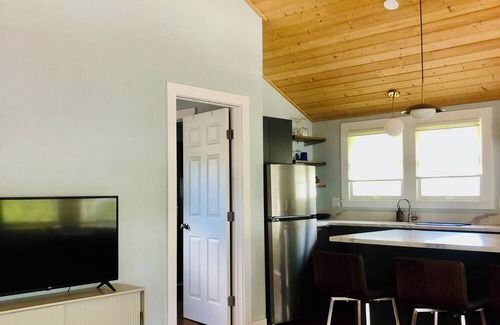 Old Southeast Apartamento | NEWLY REMODELED 1-bedroom private suite with pool close to downtown St. Pete