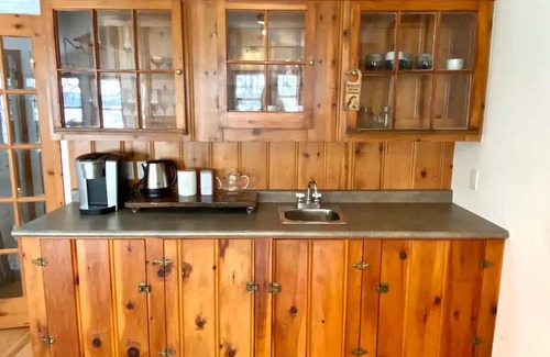 Huntsville Cabaña | Water Front Cottage with dock - 5 min from the town, pet-friendly