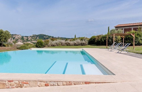 Toiano Apartamento | Apartment 'La Caciaia II' with Shared Pool, Private Garden and Wi-Fi
