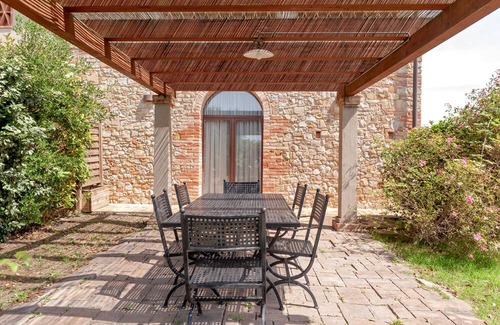 Toiano Apartamento | Apartment 'Il Fienile I' with Shared Pool, Private Garden and Wi-Fi