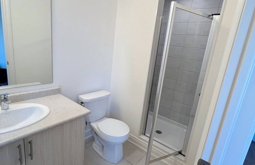 Richmond Hill Casa | 2 entire bedrooms with 2 private bathrooms